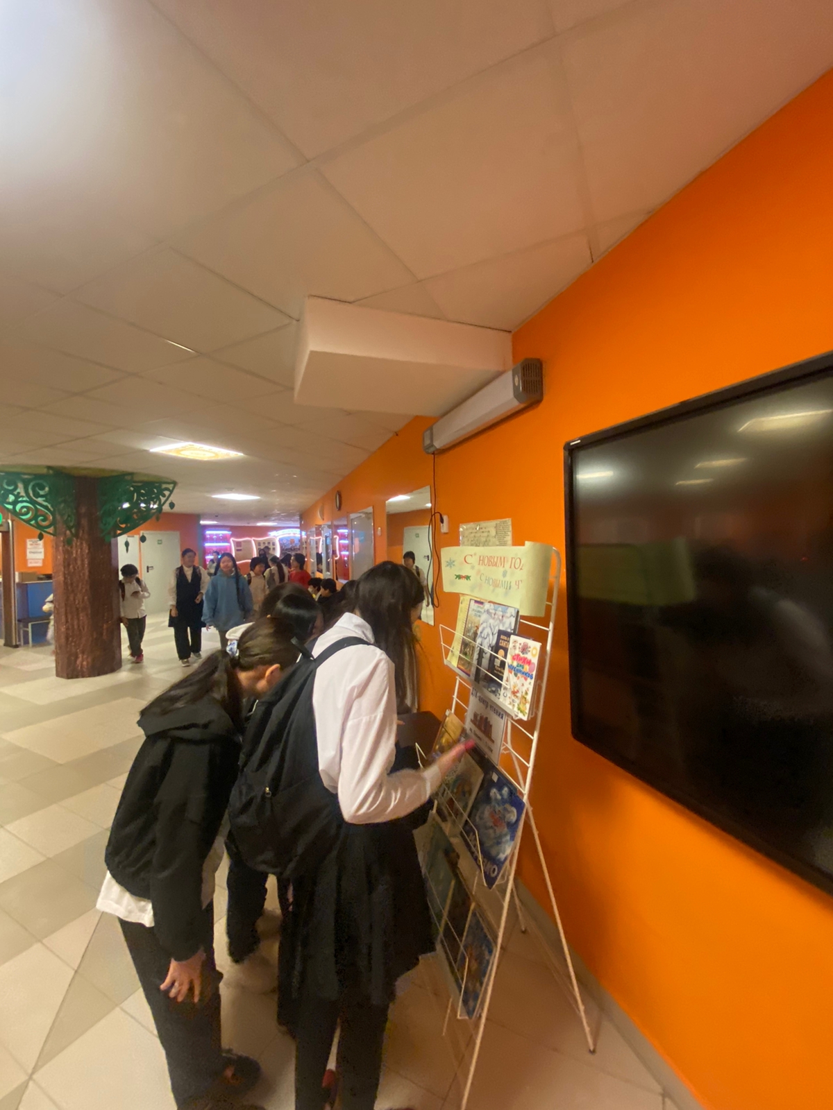 В СОШ №6 города Якутска организована выездная книжная выставка