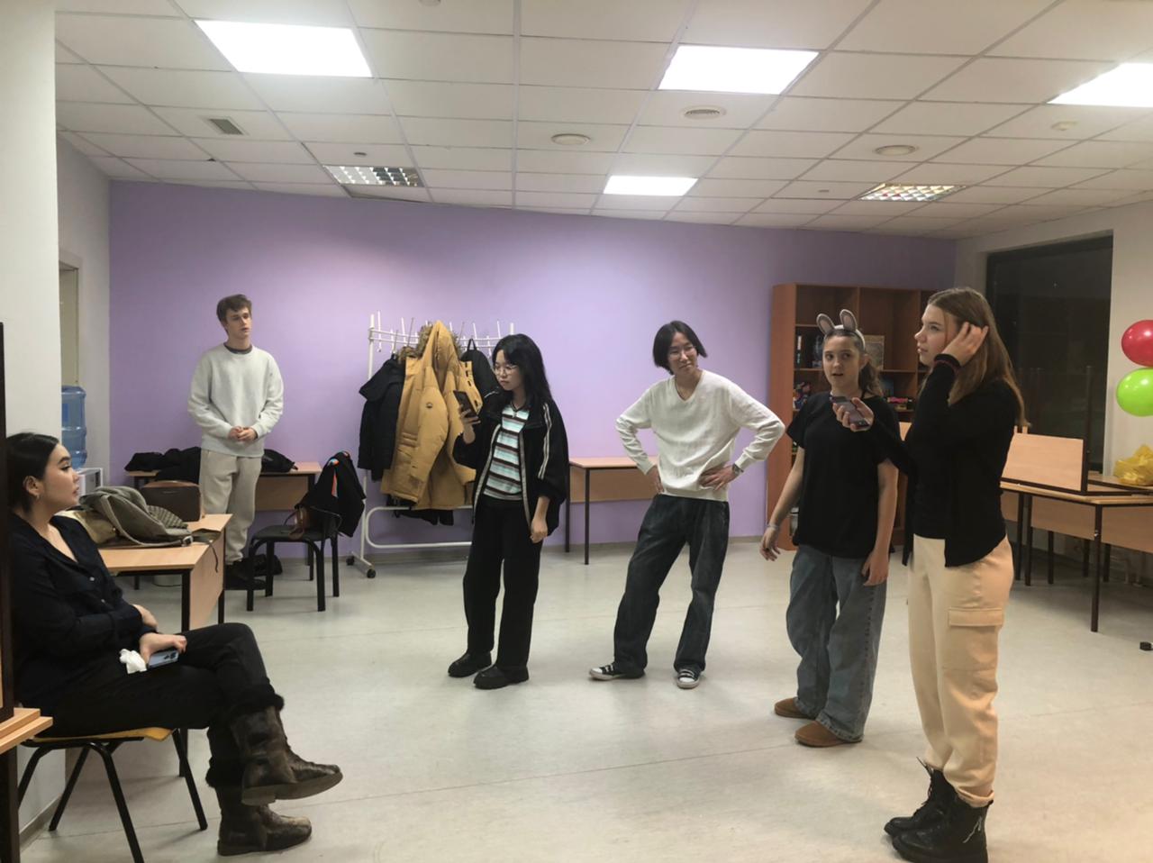 Старшеклассники СОШ №21 готовятся к новогоднему представлению