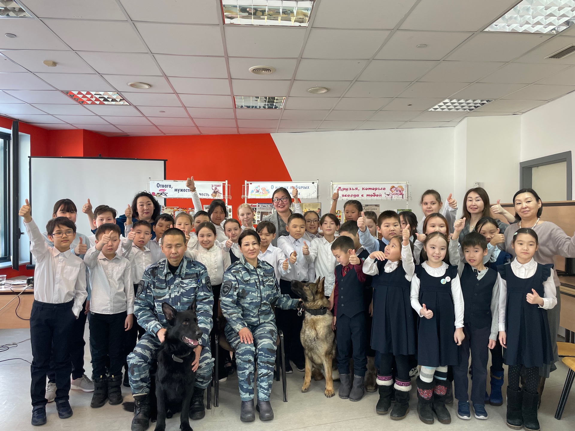 Чуткий нюх, самоотверженность и преданность. Кинологи МВД рассказали детям про четвероногих напарников