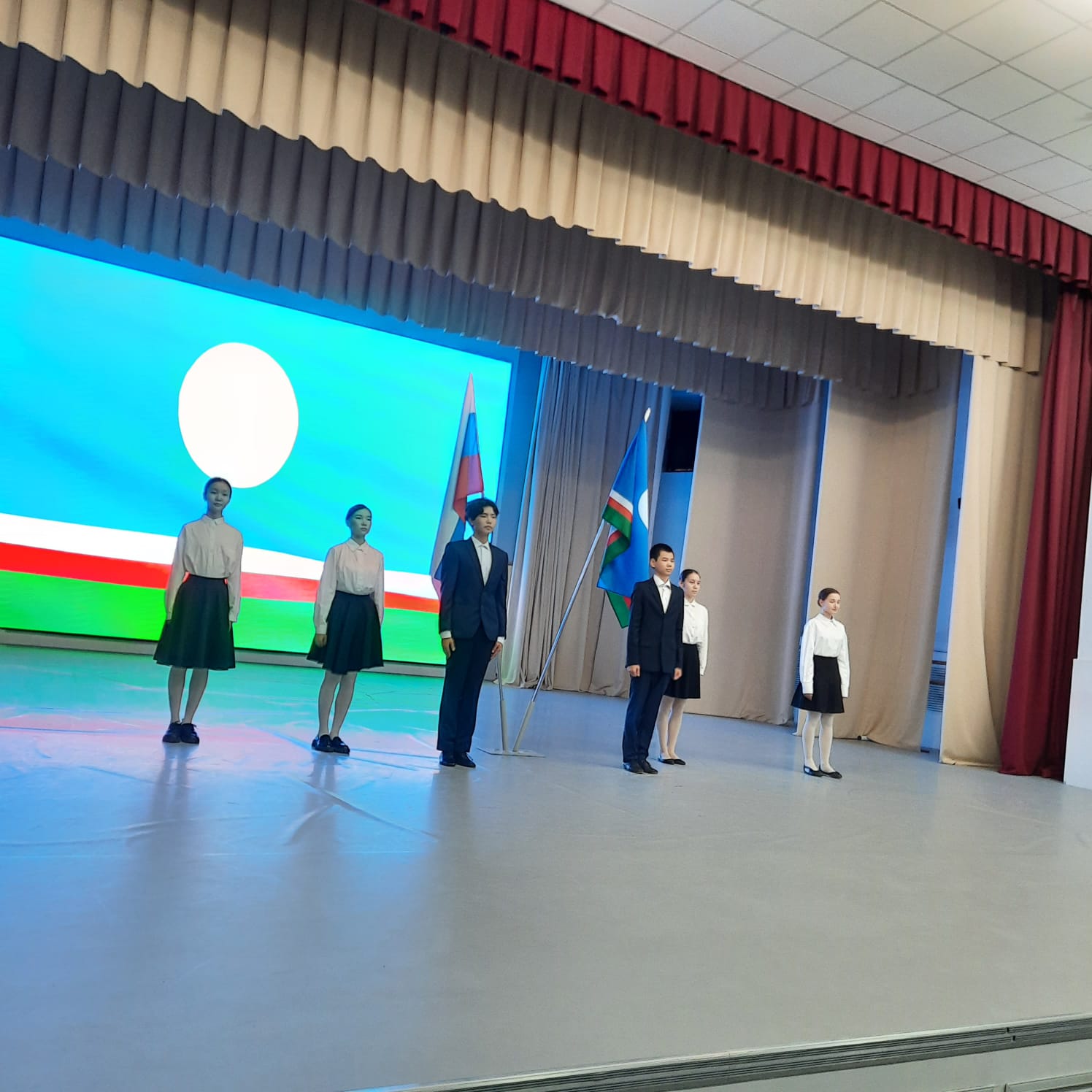 Прошла торжественная линейка с выступлением ведущего библиотекаря ДТК-центра чтения НБ РС(Я) Ефремовой Людмилы Васильевны “День государственности Республики Саха (Якутия)”.
