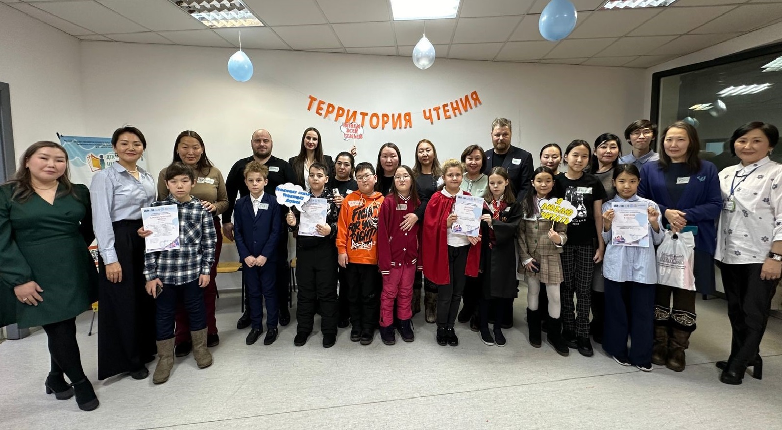 В рамках IV республиканского фестиваля семейного чтения «Читающая семья – читающая Якутия» в библиотеке прошла необычная библиотечная акция-сюрприз «Семейный книжный набор»