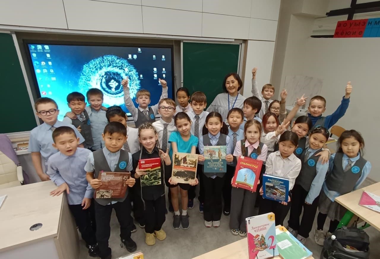 В рамках проекта «80 уроков Победы» для учеников младшего школьного возраста был проведен час-реквием «Сталинград – город-герой»