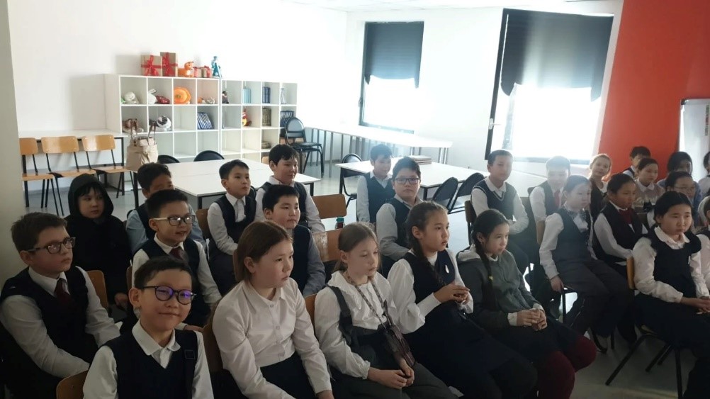 Проведен познавательный час «Флора Якутии в Красной книге России»